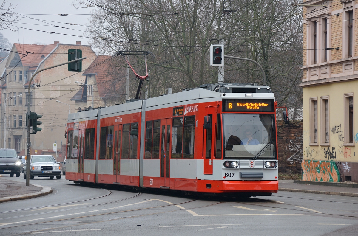 01.02.2017, Halle (Saale), Seebener Straße. Duewag MGT6D #607 auf der Linie 8.