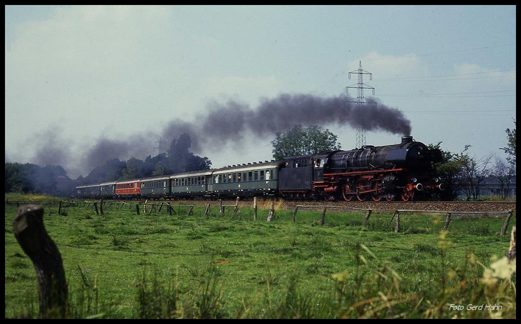 011066 ist hier am 21.7.1990 mit einem Sonderzug nach Osnabrück auf der eingleisigen Strecke bei Lotte - Halen unterwegs.