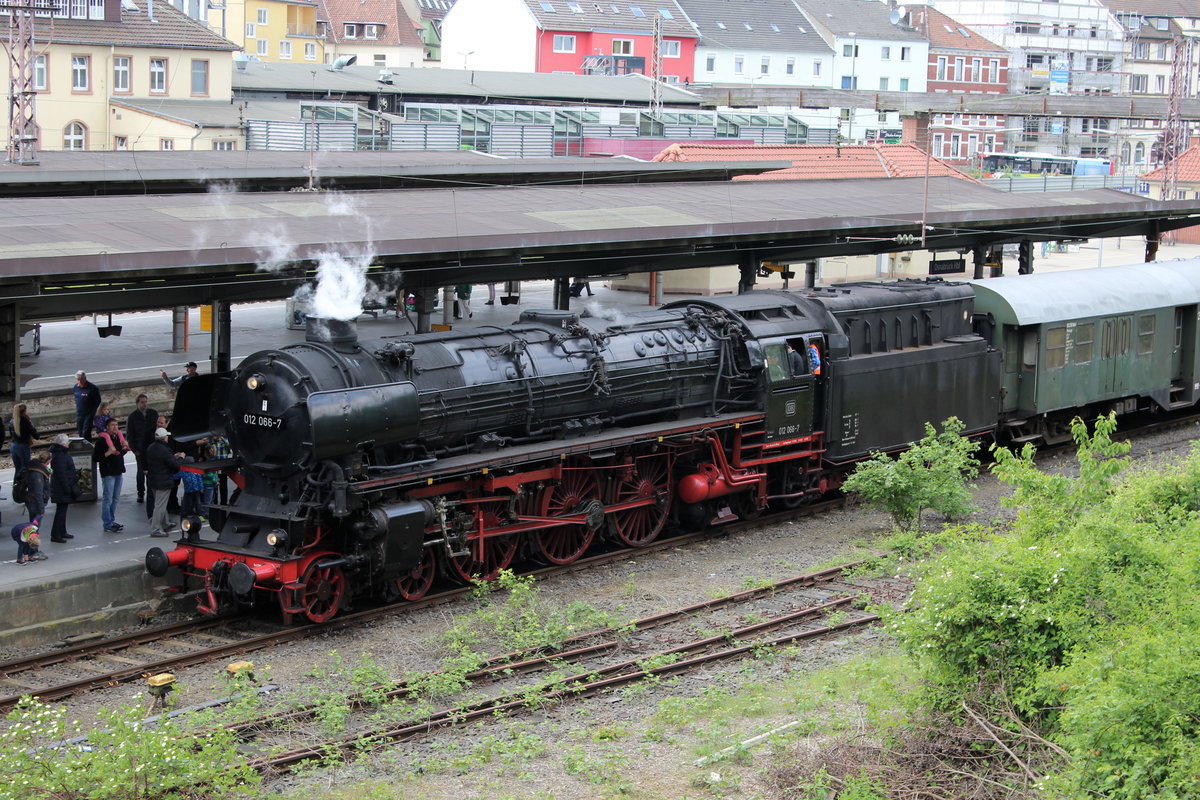 012 066 vor dem Museumszug der Eisenbahntradition Lengerich, der am 16.05.2016 zwischen Osnabrück Hbf und Mettingen über die Tecklenburger Nordbahn pendelte.