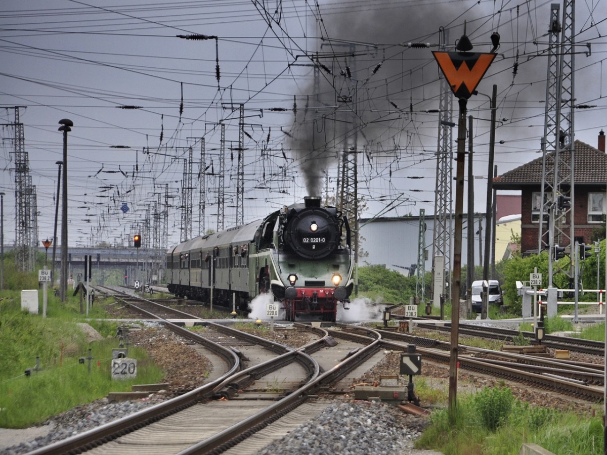 02 201 auf der  Drehfahrt  von Stralsund nach Miltzow, Abzwg. Srg am 16.05.2015