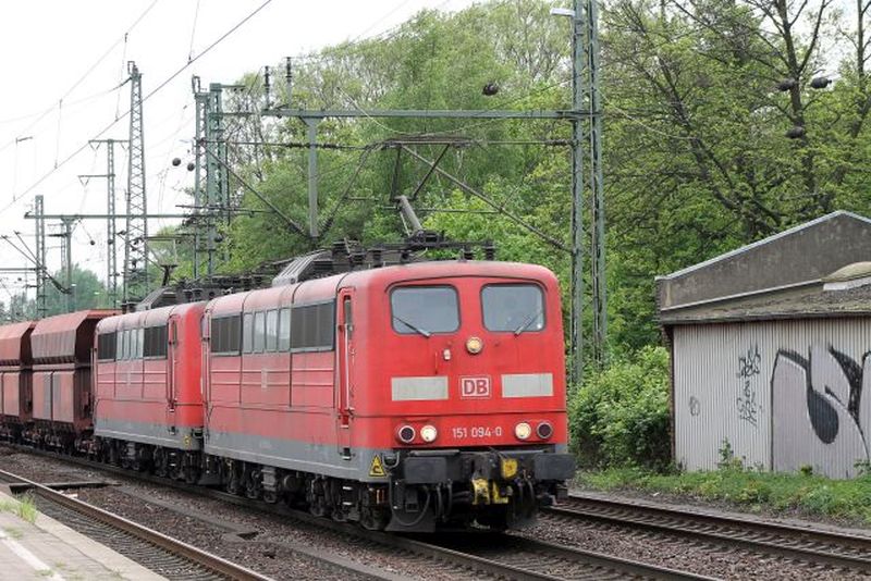 02.05.2014. Hier fährt 151 094-0 mit einer Schwesterlok vor einem leeren Erzzug durch Hamburg-Harburg.
