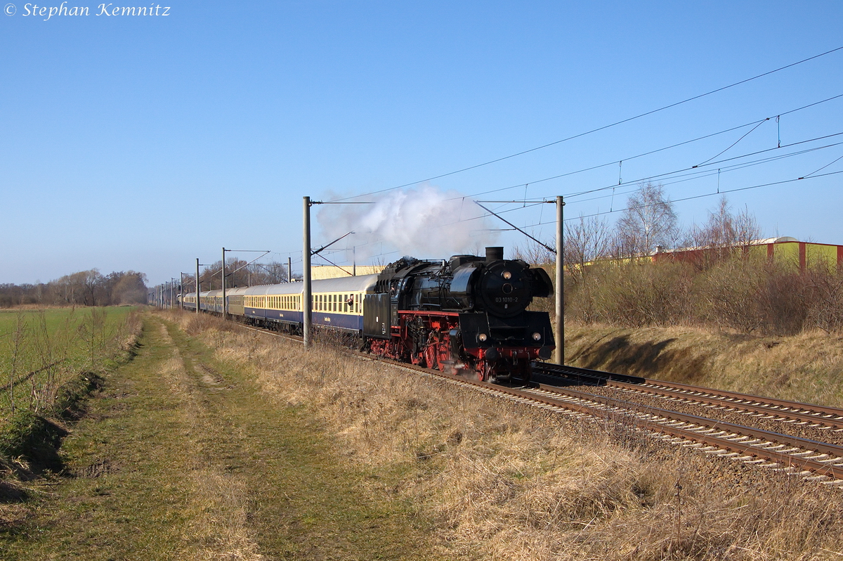 03 1010-2 mit dem Sonderzug  Nostalgische Rheingold-Dampf-Schnellzugfahrt nach Berlin  von Hamburg Hbf bis ins Technikmuseum Berlin, bei der Durchfahrt in Brandenburg(Havel). Die 03 1010 hatte den Zug in Braunschweig übernommen und hatte ihn bis ins Berliner Technikmuseum gebracht. Am Zugende befand sich die PCW 8 (127 001-6). 08.03.2014 