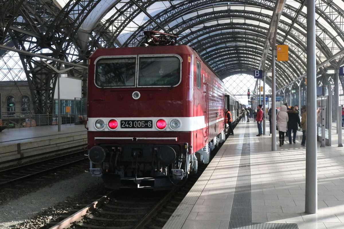 03 1010 mit verschiedenen Reisezugwagen der ehemaligen Deutschen Reichsbahn (DR) und 243 005-6 am Zugende als DPE von Erfurt Hbf über Leipzig Hbf nach Dresden Hbf (Weihnachtssonderfahrt zum Dresdner Striezelmarkt), organisiert von der Traditionsgemeinschaft BW Halle P e.V., steht im Endbahnhof Dresden Hbf. [17.12.2016]