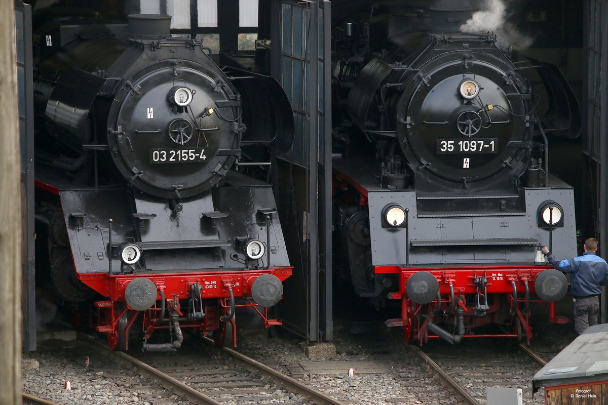 03 2155-4 und 35 1097-1 im Eisenbahnmuseum Dresden, am 06.04.2017.