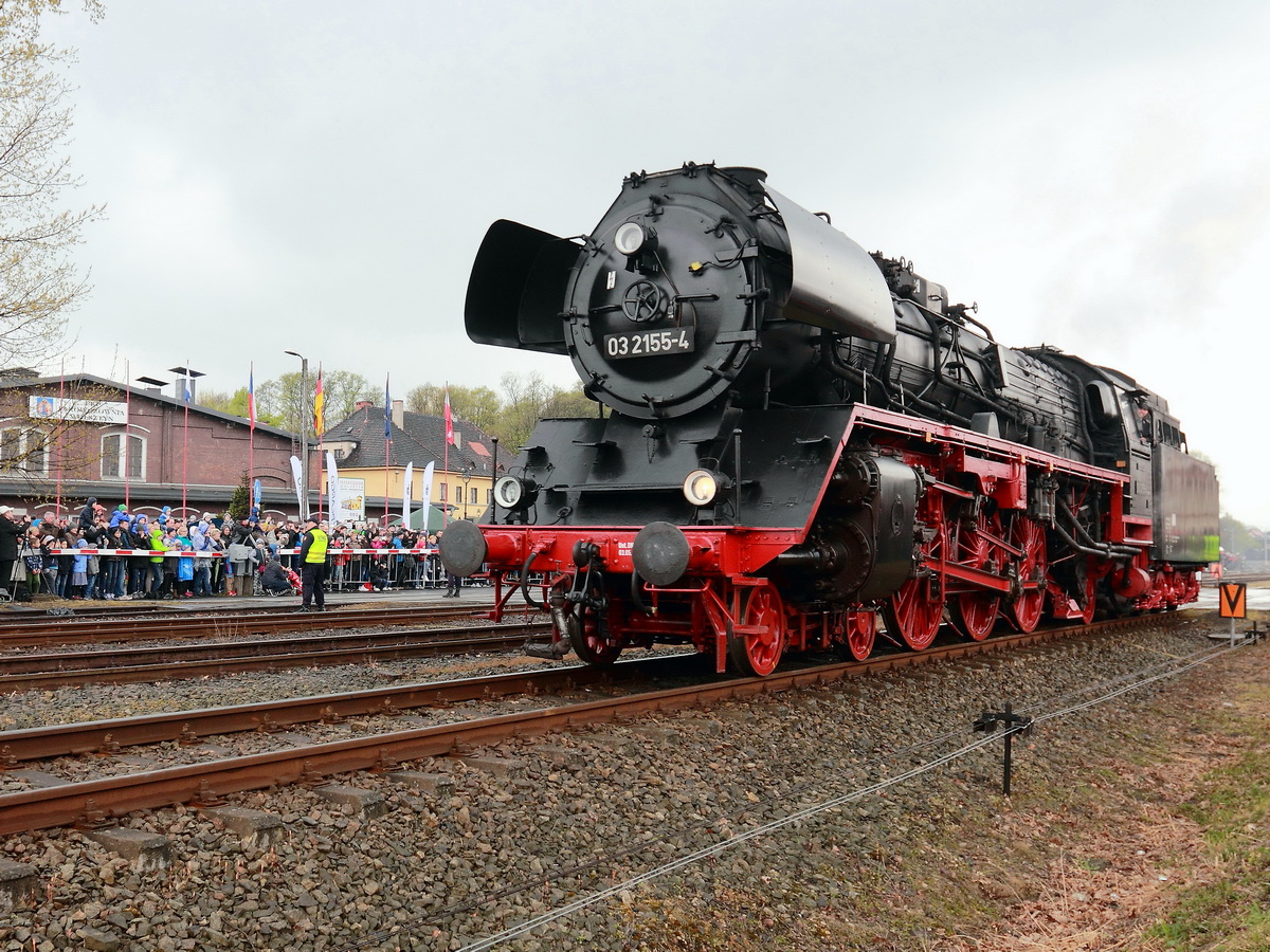 03 2155-4 aus Berlin im Bahnhof Wolsztyn bei der Dampflokparade 2017 am 29. April 2017.