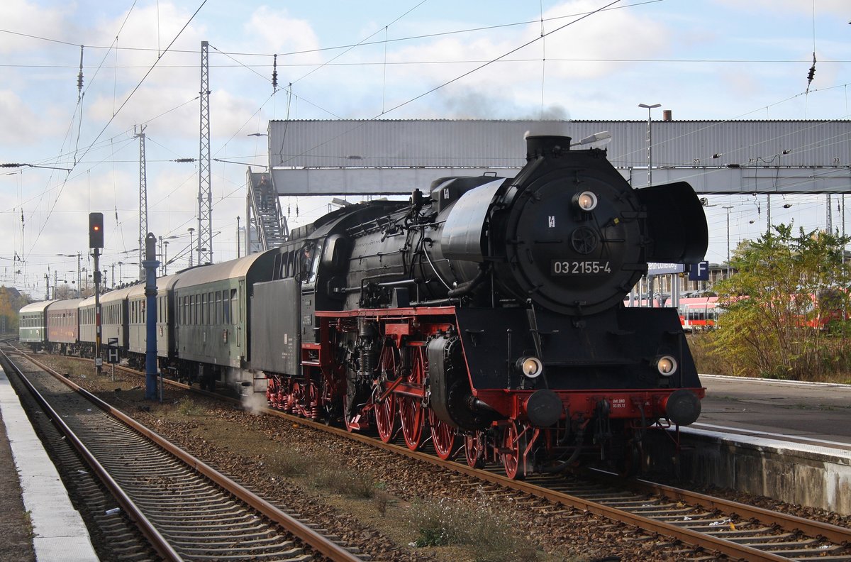 03 2155-4 erreicht mit dem DPN62048 aus Berlin Schöneweide den Bahnhof Berlin Lichtenberg. (30.10.2016)