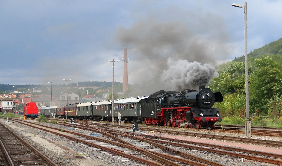 03 2155-4 macht ordentlich Dampf bei ihrer Abfahrt mit dem Sonderzug von den XXI. Meininger Dampfloktagen. Aufgenommen am 05.09.2015 in Meiningen.