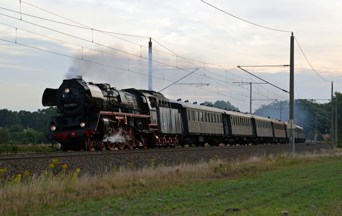 03 2155 bespannte am 03.09.16 einen Sonderzug von Berlin nach Meiningen. Am Morgen rollt der Sonderzug durch Burgkemnitz Richtung Bitterfeld.
