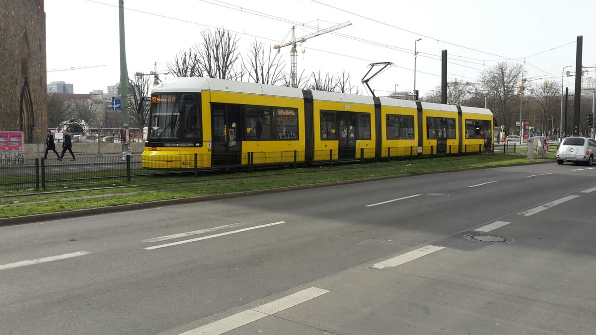 (03.04.16)Wegen des 36. Berliner Halbmarathons fuhr die Linie M2 Umgeleitet bis zum Hackeschen Markt.