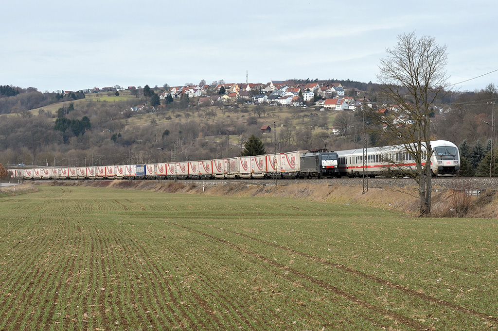 05.02.2017 Streckenabschnitt Uhingen - Begegnung von einem Güterzug und Interregio