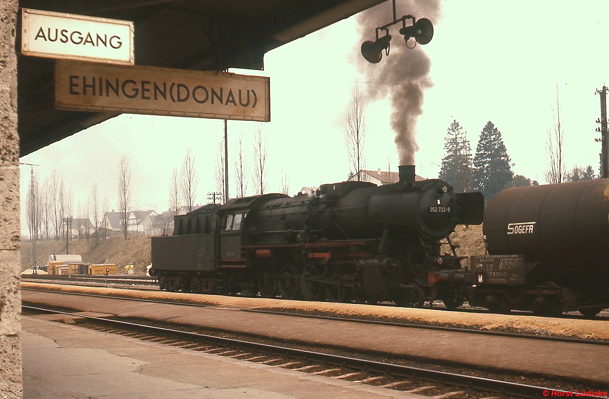 052 722-8 steht vor einem Güterzug nach Munderkingen abfahrbereit im Bahnhof Ehingen (Anfang Dezember 1975) 