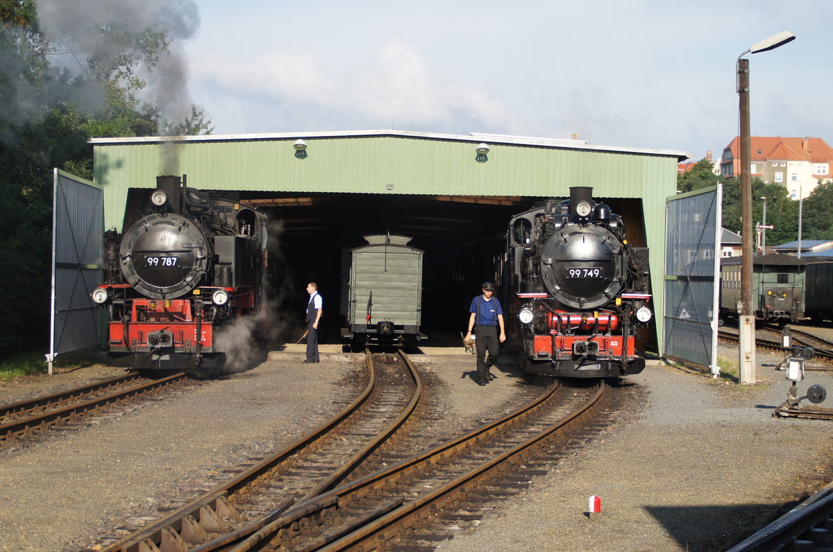 06.08.2017, von links: 99 787 und 99 749 vor der neuen Lokwerkstatt in Zittau
