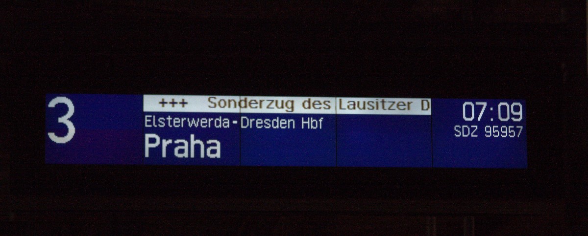07:09 Uhr  der Nikolaussonderzug  nach Prag wird  am Bahnsteig 3  in Ruhland angezeigt. 12.05.2015  07:05 Uhr Ob der Nikolaus im Zug ist ??