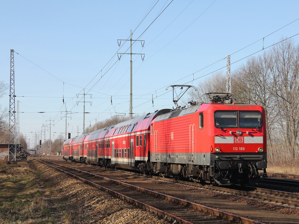 08. März 2015  - 112 188 mit dem RE 3 nach Wünsdorf-Waldstadt auf dem Berliner Außenring bei Diedersdorf.

