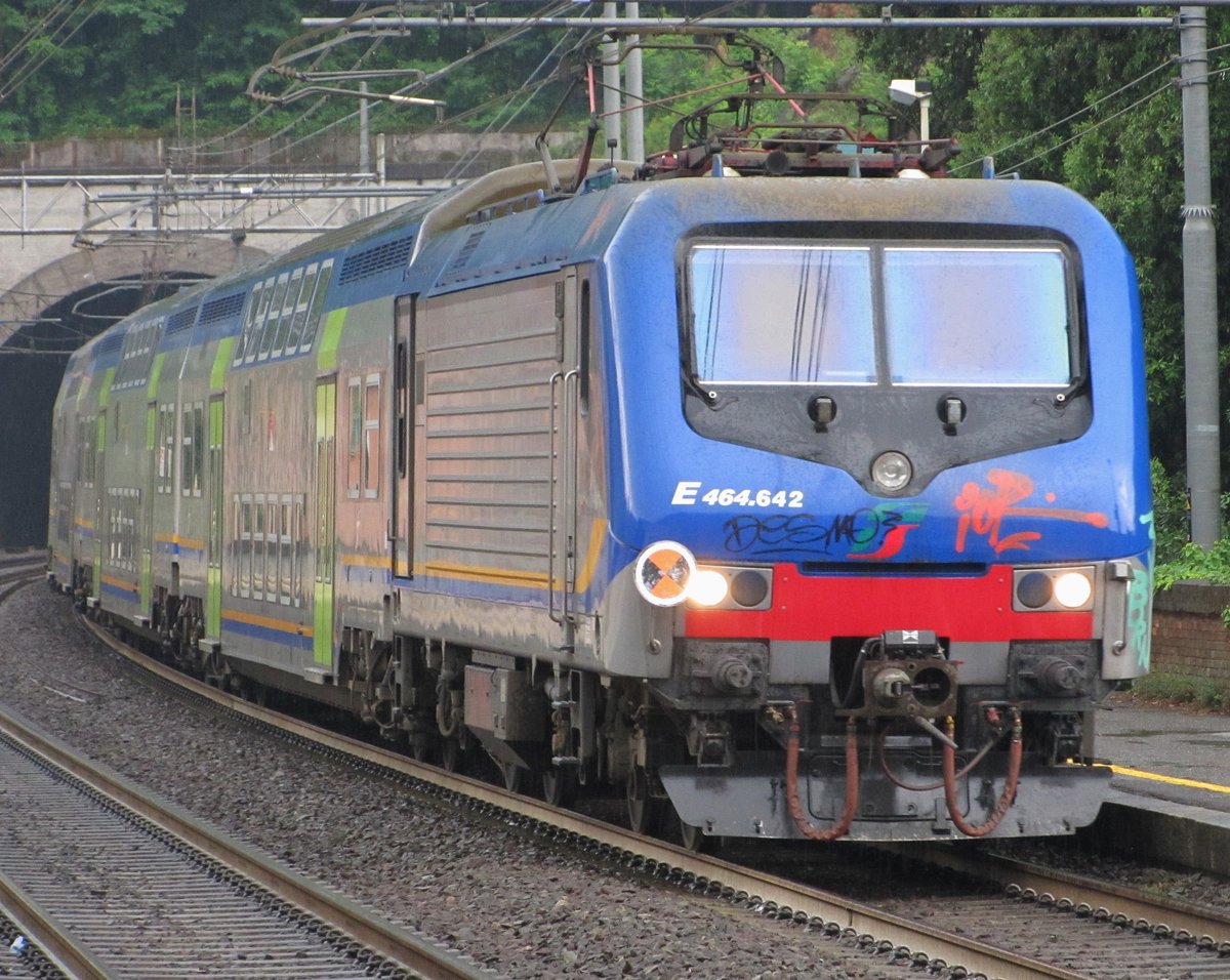 09.06.2016 17:36 FS E 464. 642 mit einem Regionalzug aus La Spezia Centrale nach Sestri Levante bei der Einfahrt in den Bahnhof Levanto.