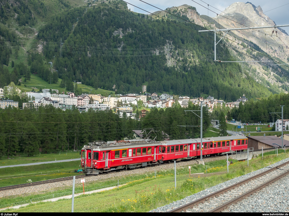 10 Jahre UNESCO Welterbe RhB. Bahnfestival am 9./10. Juni 2018 in Samedan und Pontresina. Zwischen den beiden Festplätzen wurden die Regelzüge durch Busse ersetzt und es verkehrten verschiedenste historische Kompositionen als Gratis-Festshuttle im Halbstundentakt.<br>
Am Samstagabend fand in Pontresina eine grosse Fahrzeugparade statt, von der hier nur die Kompositionen gezeigt werden sollen, welche nicht auch an anderer Stelle abgelichtet werden konnten. Hier der  Fliegende Rhätier  ABe 4/4 501.