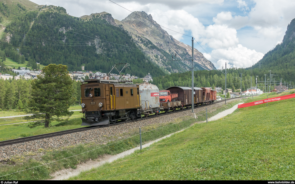 10 Jahre UNESCO Welterbe RhB. Bahnfestival am 9./10. Juni 2018 in Samedan und Pontresina. Zwischen den beiden Festplätzen wurden die Regelzüge durch Busse ersetzt und es verkehrten verschiedenste historische Kompositionen als Gratis-Festshuttle im Halbstundentakt.<br>
Sonntag: Am Sonntag verkehrten zusätzlich zu den Shuttlezügen auch noch Güterzüge für die Fotografen. Ge 2/4 222 mit Güterzug zwischen Pontresina und Punt Muragl.