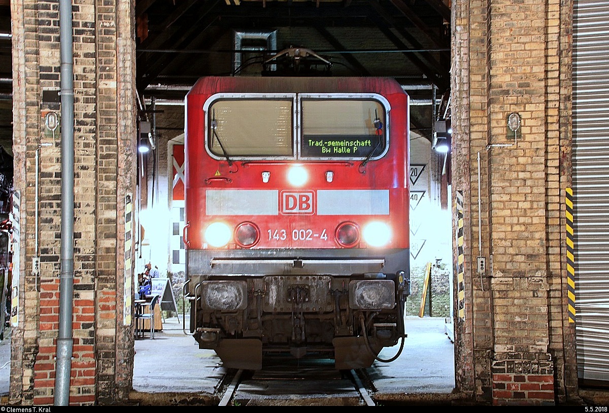 10. Museumsnacht Halle (Saale) und Leipzig: Besuch von 4 Eisenbahnmuseen am 5. Mai 2018 von 18:00 bis 0:00 Uhr.
143 002-4 (ex DB Regio Südost bis 29.12.2017) der Traditionsgemeinschaft Bw Halle P e.V. ist im beleuchteten Ringlokschuppen des DB Museums Halle (Saale) zu bestaunen. [5.5.2018 | 22:05 Uhr]