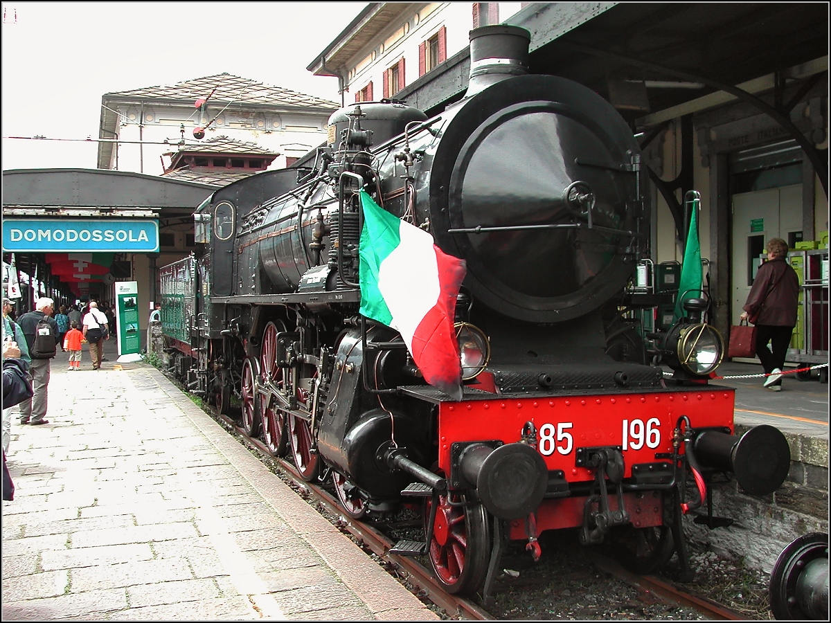 100 Jahre nach Erffnung des von Beginn an elektrifizierten Simplontunnels beim Bahnhofsfest in Domodossola, staatstragend, als wrde sie gleich den Prsidenten transportieren: 685 196 am 20. Mai 2006.