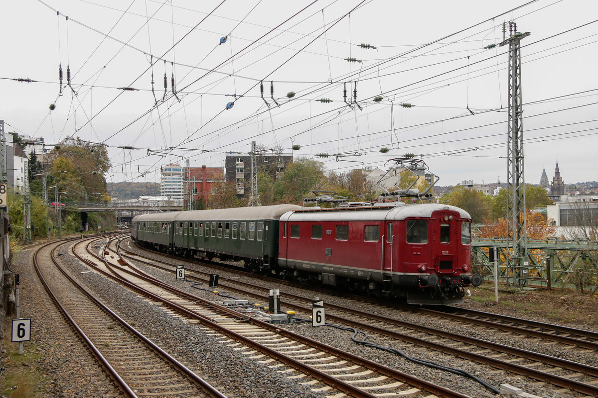 10019 Re4/4 am Schluss des Zuges in Wuppertal, am 01.11.2018.