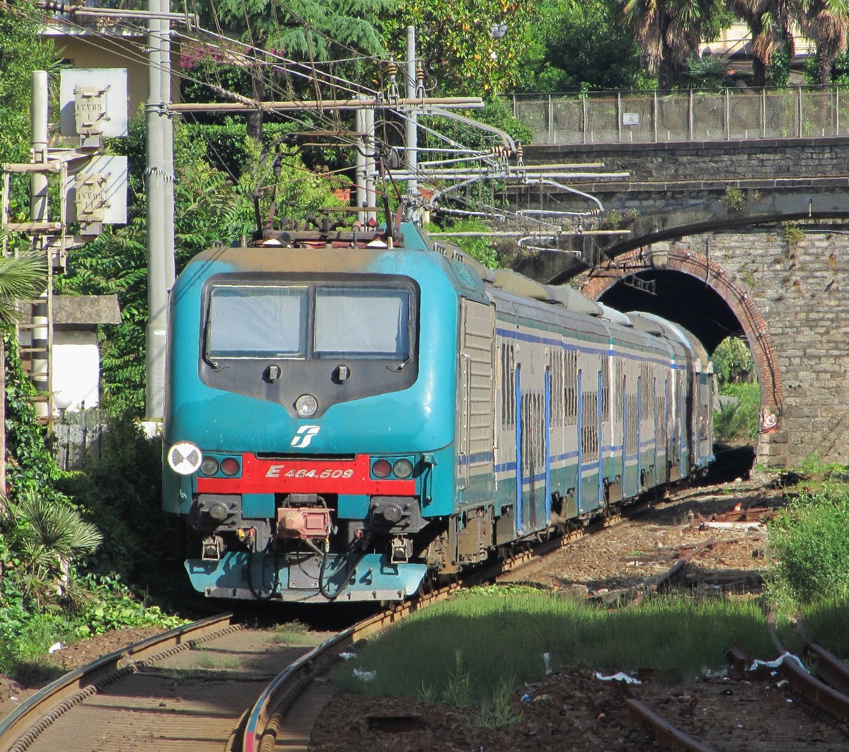 10.06.2016 17:12 FS E.464 509 schiebt einen Regionalzug aus Genova Brignole nach La Spezia Centrale aus dem Bahnhof Rapallo.