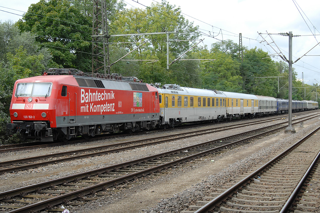 10.09.2017 Göppingen 120 153-2, in diesem abgestellten Zug war die Class 385 von Hitachi Rail eingebunden.
http://www.bahnbilder.de/bild/deutschland~strecken~kbs-750-filsbahn/1043157/10092017-goeppingen-385002-ein-seltsamer-gast.html