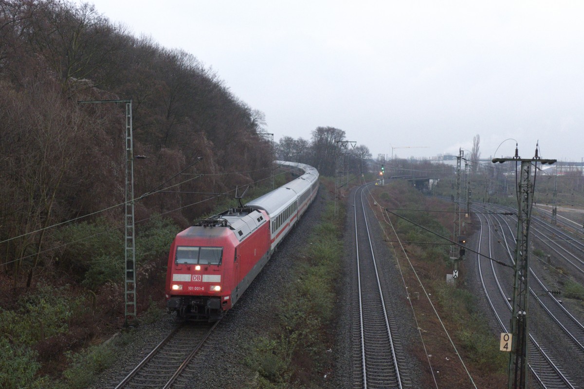 101 001-6 mit IC 2027 (Hamburg Altona - Passau Hbf) bei Köln West. (15.01.2016)