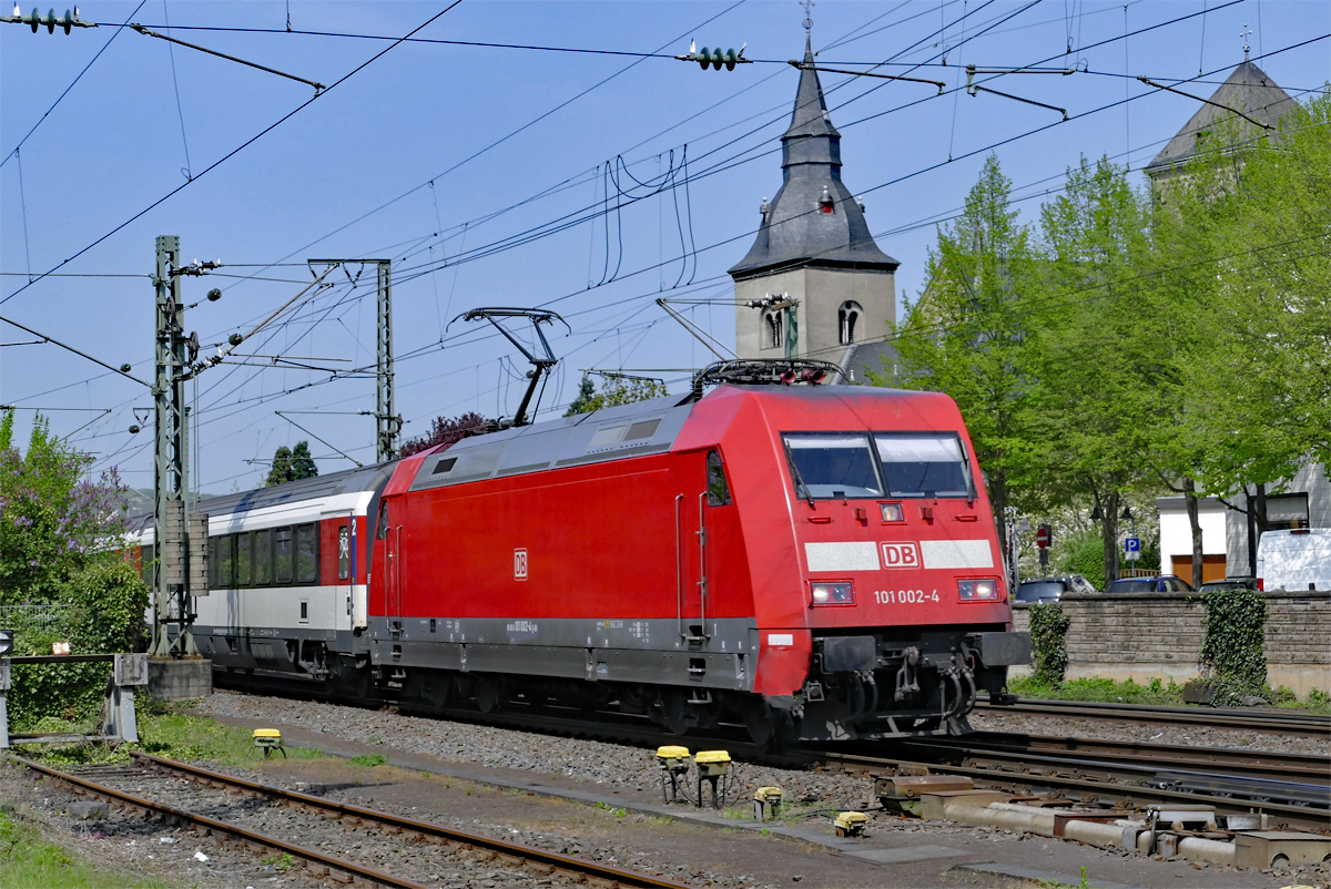 101 002-4 mit SBB-Wagen durch Remagen - 21.04.2018