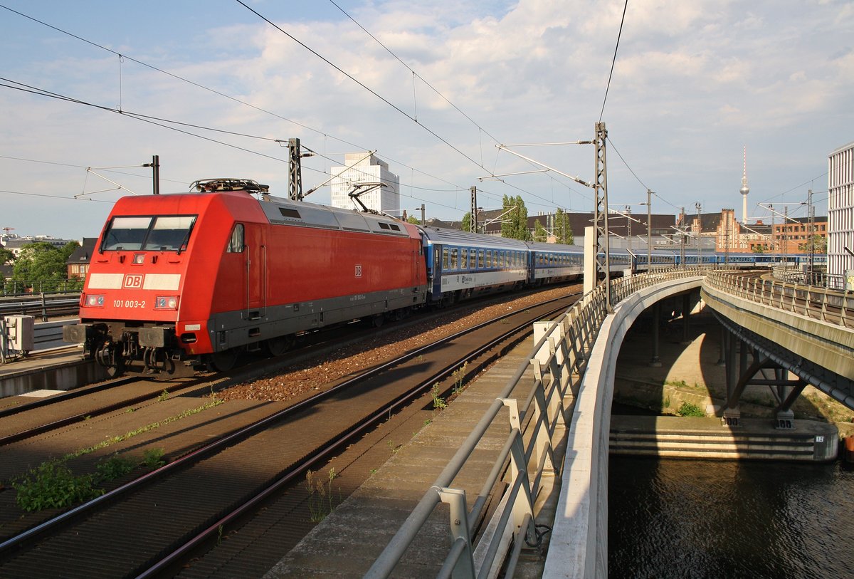101 003-2 erreicht am Abend des 28.5.2017 mit dem EC378 von Praha hl.n. nach Hamburg-Altona den Berliner Hauptbahnhof.