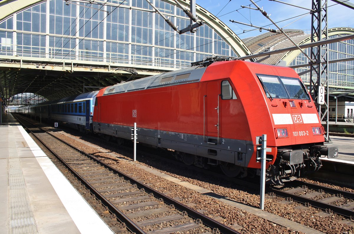 101 003-2 steht am 28.5.2017 mit dem EC379 von Hamburg-Altona nach Praha hl.n. im Berliner Ostbahnhof.