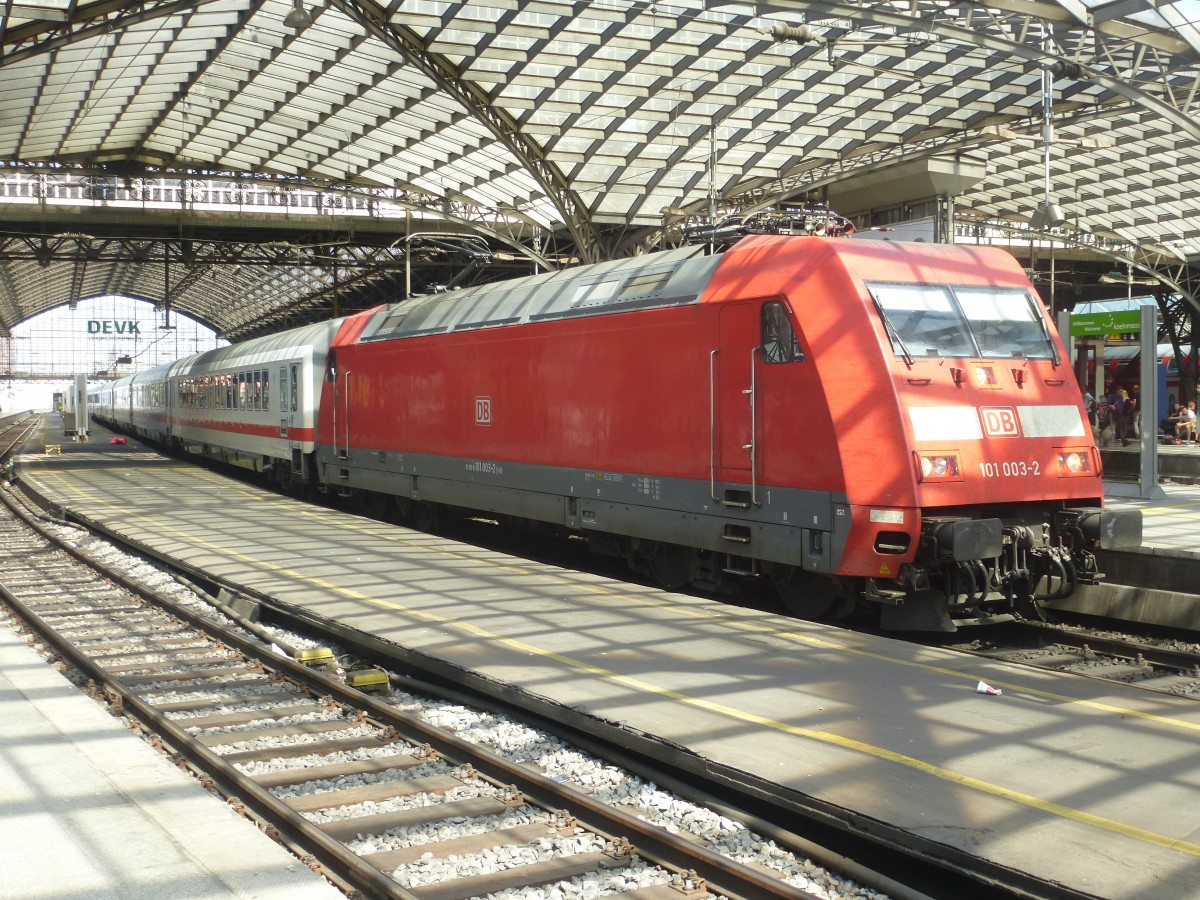 101 003-2 steht hier mit einem InterCity im Kölner Hauptbahnhof.
Aufgenommen am 03.08.2015.