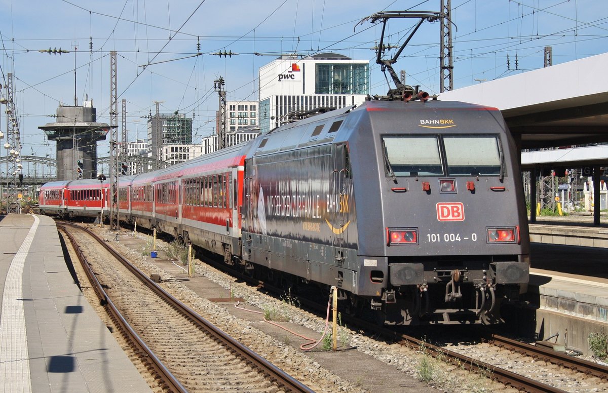 101 004-0 schiebt am 14.8.2017 den RE4018  München-Nürnberg-Express  nach Nürnberg Hauptbahnhof aus dem Münchener Hauptbahnhof.