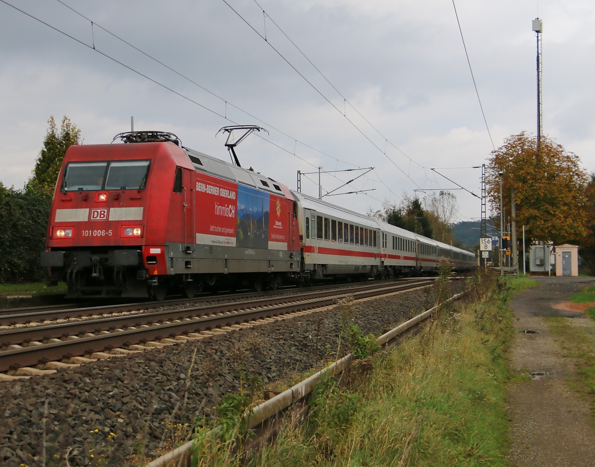 101 006-5 mit Werbung für das Berner Oberland bespannte am 10.10.2014 einen IC in Fahrtrichtung Süden. Aufgenommen in Ludwigsau-Friedlos.