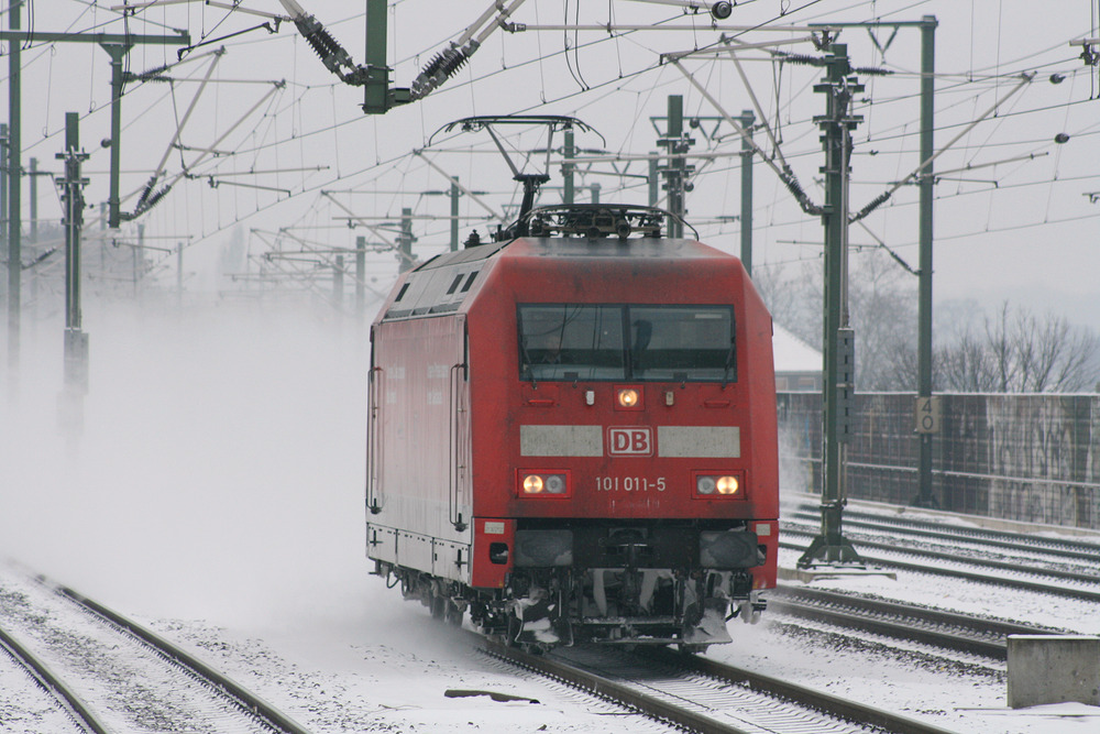 101 011 hatte einen Autoslaaptrein nach Venlo gebracht und war zum Aufnahmezeitpunkt Lz auf dem Rückweg.
Aufgenommen am 14. Februar 2010 vom S-Bahn-Bahnsteig des Bahnhofs Köln-Ehrenfeld.