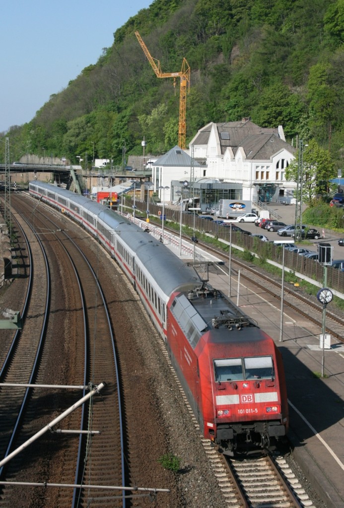 101 011 mit IC 142 (Berlin–Schiphol) am 21.04.2009 in Porta Westfalica