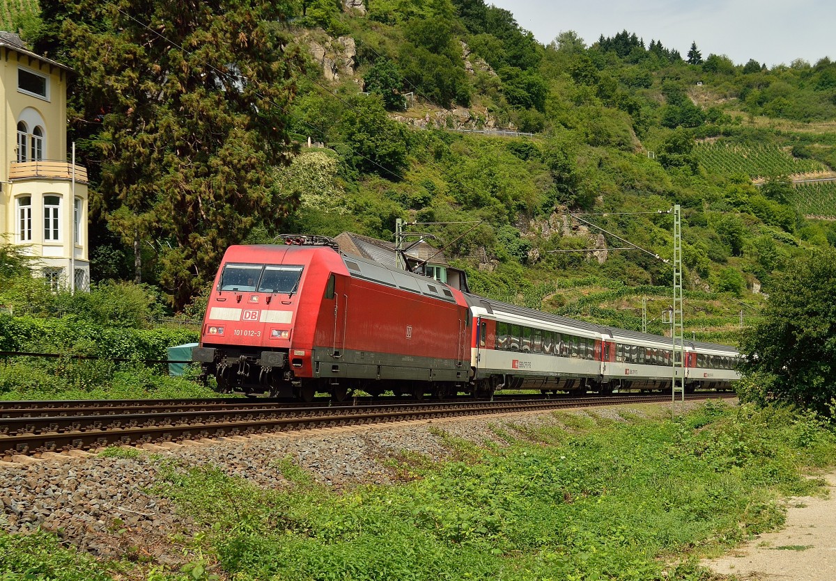 101 012-3 mit einem schweizer Wagenpark ist hier gerade in Oberwesel auf dem Weg gen süden....20.7.2014