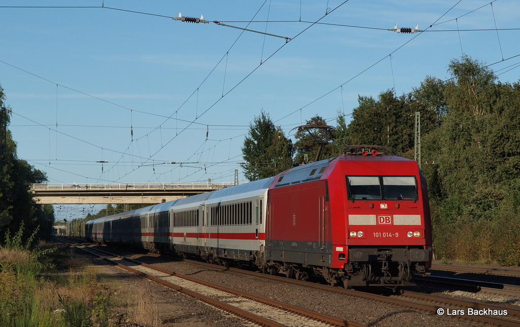 101 014-9 bringt am 29.09.13 ihren 11 Wagen IC von Hamburg ins Rheinland. Aufgenommen bei der Durchfahrt in Scheeel.