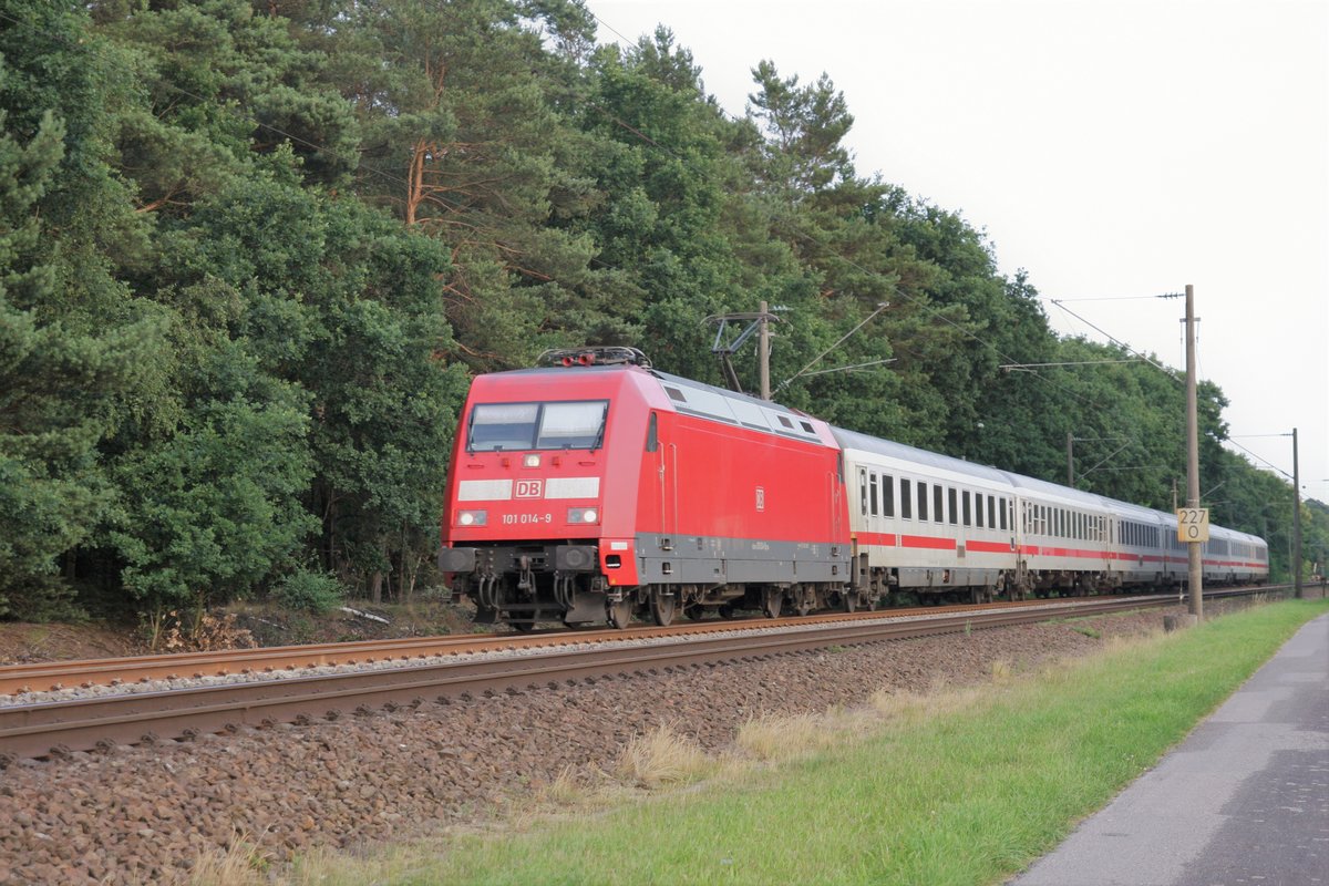 101 014 mit dem IC 2002 nach Emden Hbf. Dieser hat seine Reise vor einigen Stunden in Köln begonnen. Aufgenommen am 16.06.18 bei Emsbüren.
