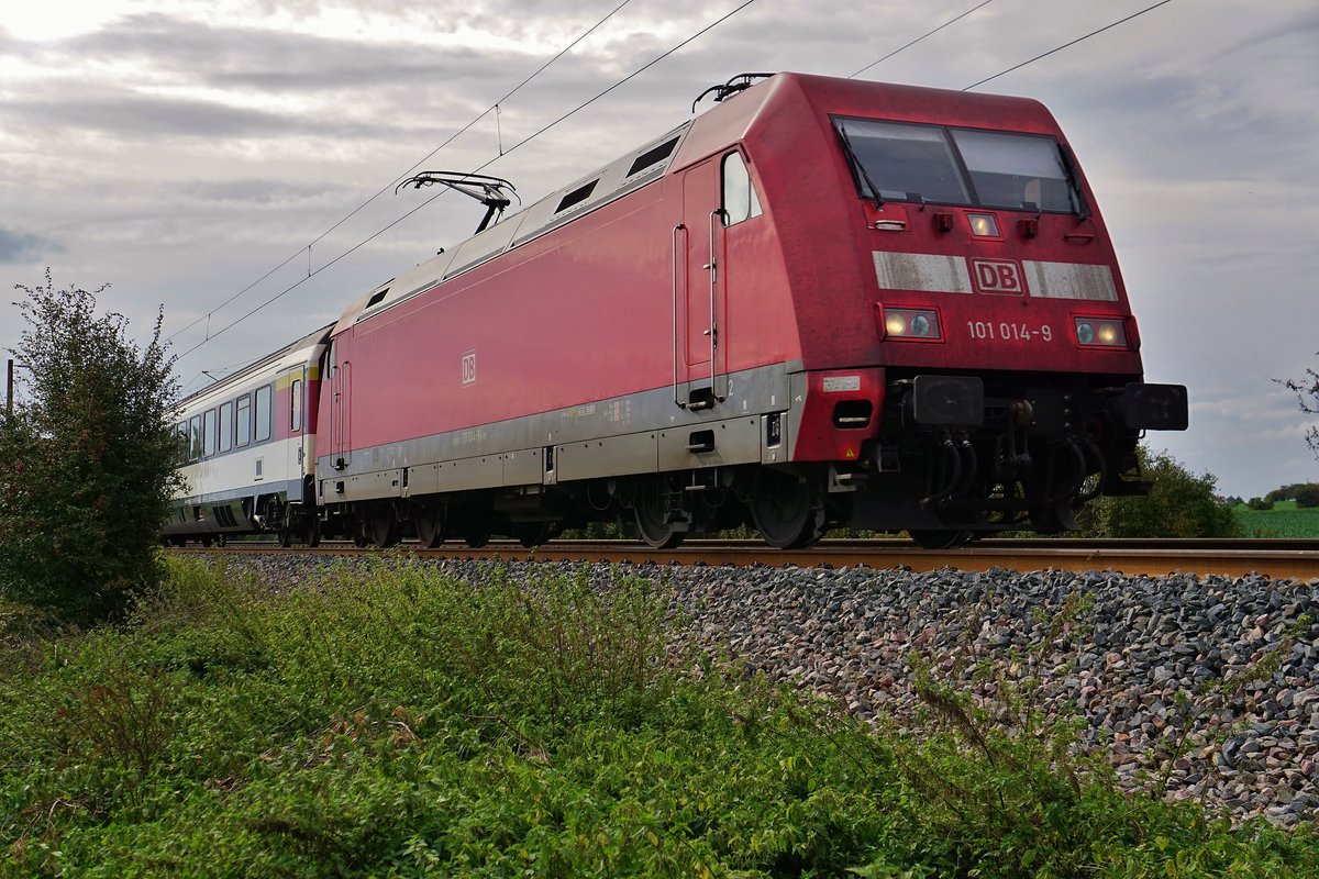 101 014 mit schweizer IC-Wagen auf der Gäubahn bei Gärtringen.Im Hintergrund ist bereits eine Schlechtwetterfront im Anmarsch. Aufnahme vom 30.09.2017.