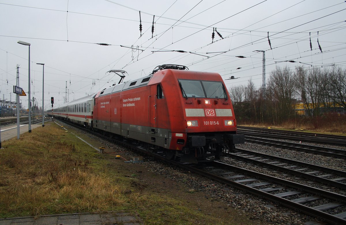 101 015-6 fährt am 5.2.2017 mit dem IC2417 von Rostock Hauptbahnhof nach Köln Hauptbahnhof in den Startbahnhof ein.