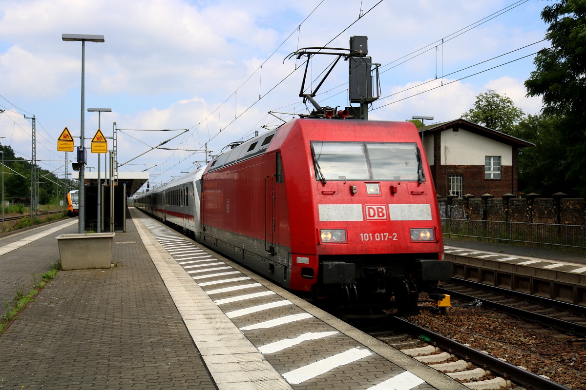 101 017-2 kommt wegen eines Steuerwagendefekts vor IC 2301 (Linie 28) von Warnemünde nach München Hbf zum Einsatz. Hier durchfährt der Zug den Bahnhof Jüterbog. [8.7.2017 - 14:01 Uhr]
