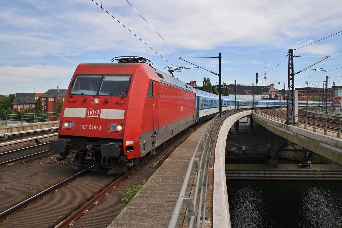 101 018-0 fährt am 28.5.2017 mit dem EC176 von Praha hl.n. nach Hamburg-Altona in den Berliner Hauptbahnhof ein.
