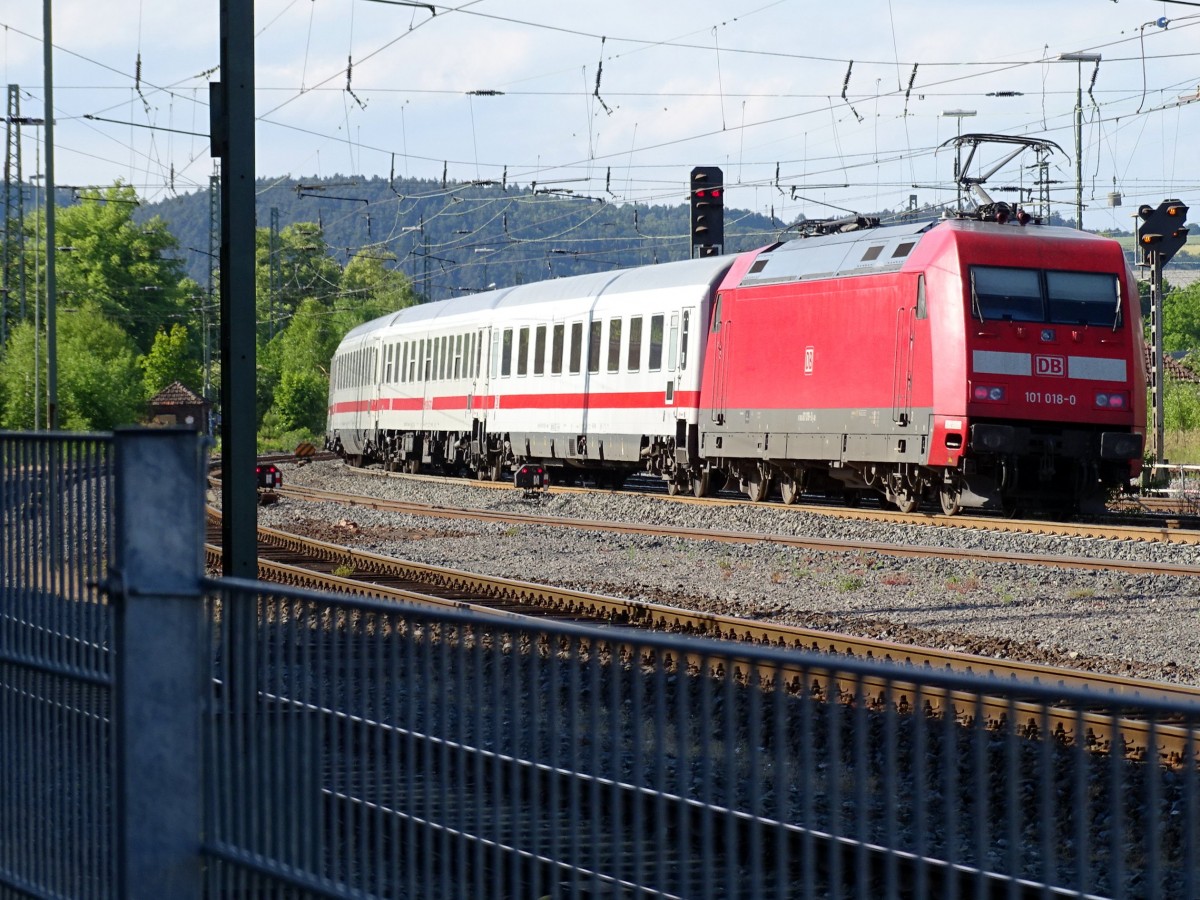 101 018 schiebt den IC 2276 (Karlsruhe -> Hamburg-Altona) in Richtung Treysa aus dem Bahnhof Marburg.