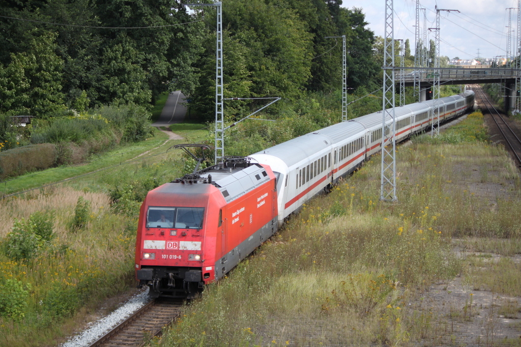 101 019-6 mit IC 2213(Binz-Stuttgart)bei der Durchfahrt im Haltepunkt Rostock-Kassebohm.25.08.2017 