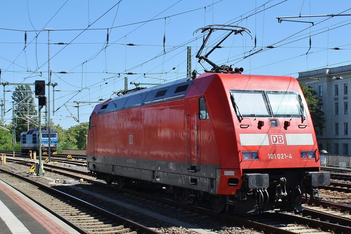 101 021-4 hat am 27.5.2017 den EC175 von Berlin Hauptbahnhof (tief) nach Praha hl.n. bis Dresden Hauptbahnhof geführt, nun wird der Zug von 371 004-3 übernommen.