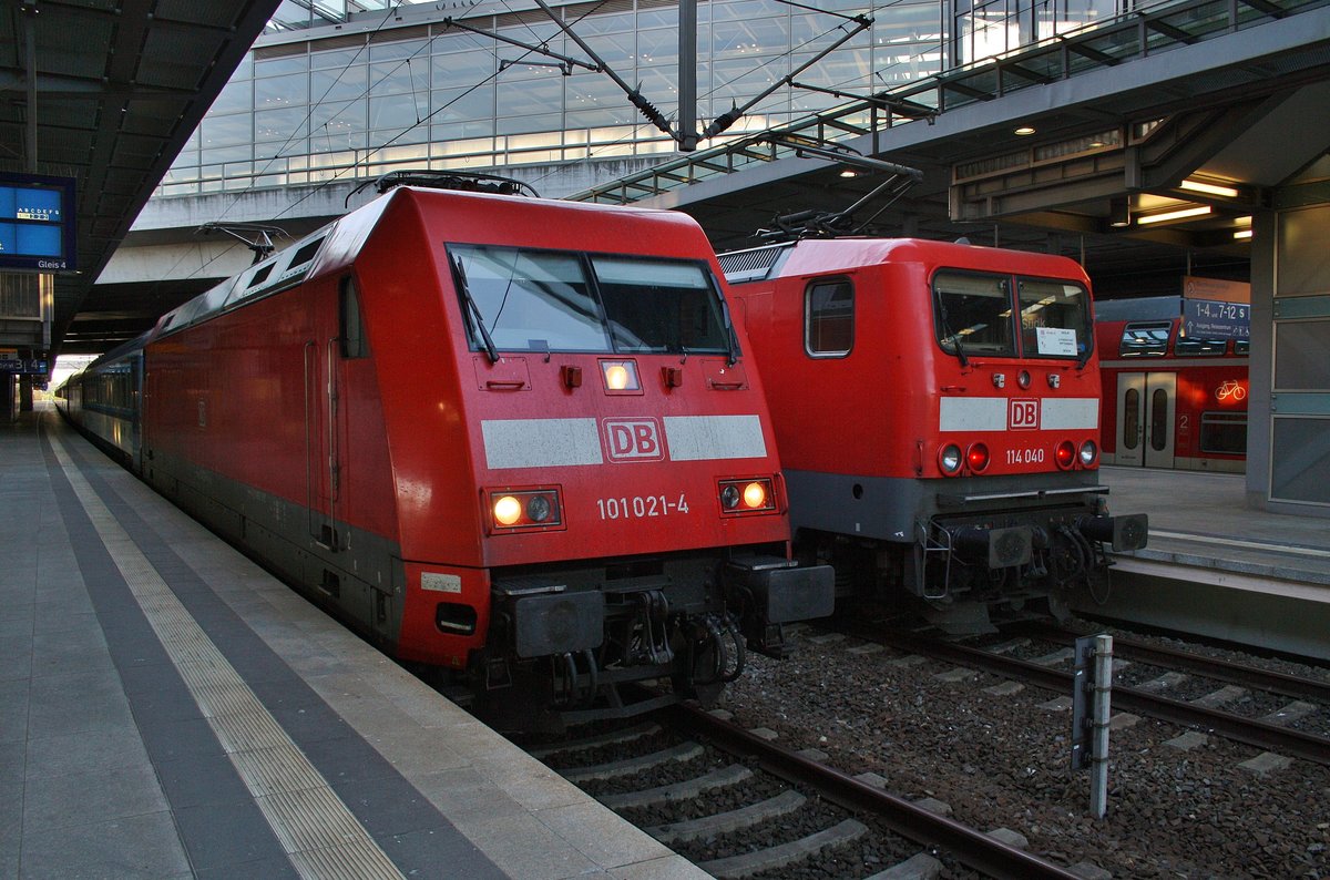 101 021-4 trifft am Morgen des 28.5.2017 mit dem IC2070 von Berlin Südkreuz nach Hamburg-Altona in Berlin Südkreuz auf 114 040 und 112 117-7 (Zugschluss) mit dem E28730 nach Lutherstadt Wittenberg Hauptbahnhof.