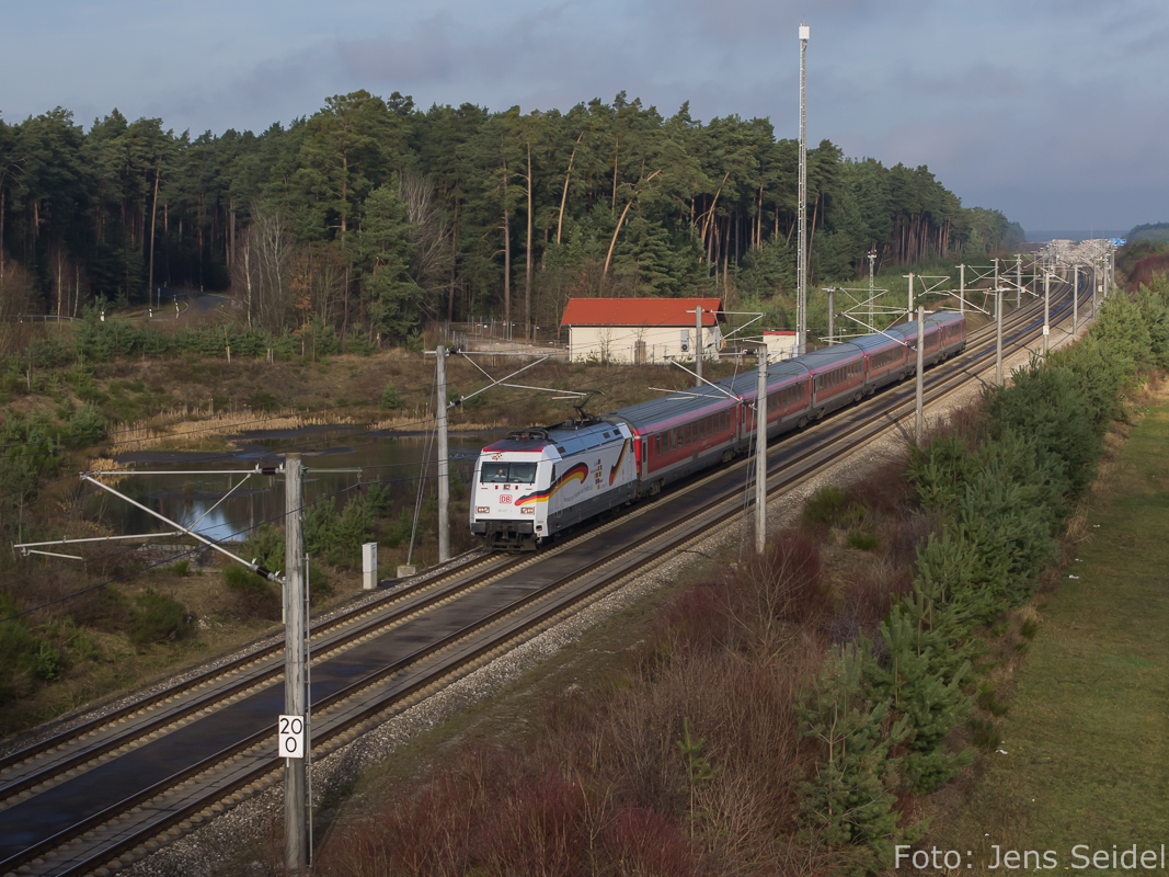 101 027 mit RE 4015 Nürnberg-München am 20.12.2015 bei Allersberg.