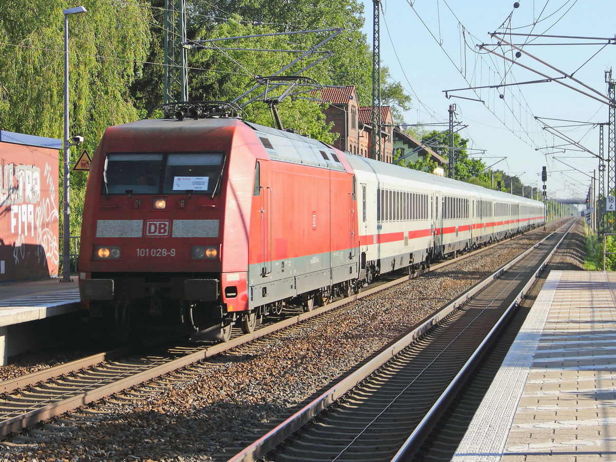 101 028-9 mit 10 IC Wagen und einem IC-Steuerwagen als  Sonderzug zum Kirchentag 2017 von Berlin nach Lutherstadt Wittenberg am 28. Mai 2017 in Großbeeren											
