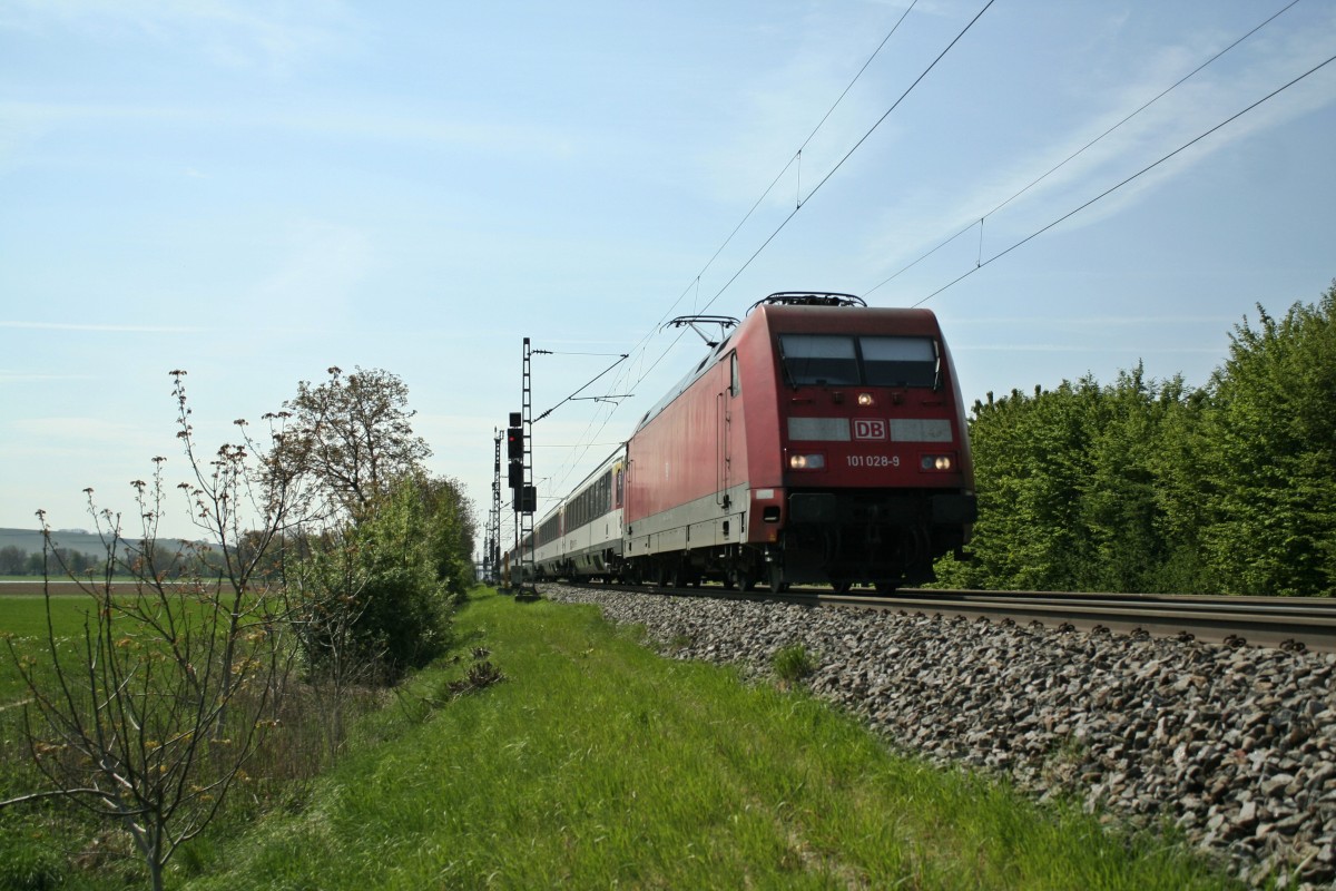101 028-9 mit dem EC 8 von Zürich HB nach Hamburg-Altona am Mittag des 14.05.12 nördlich vn Müllheim (Baden).