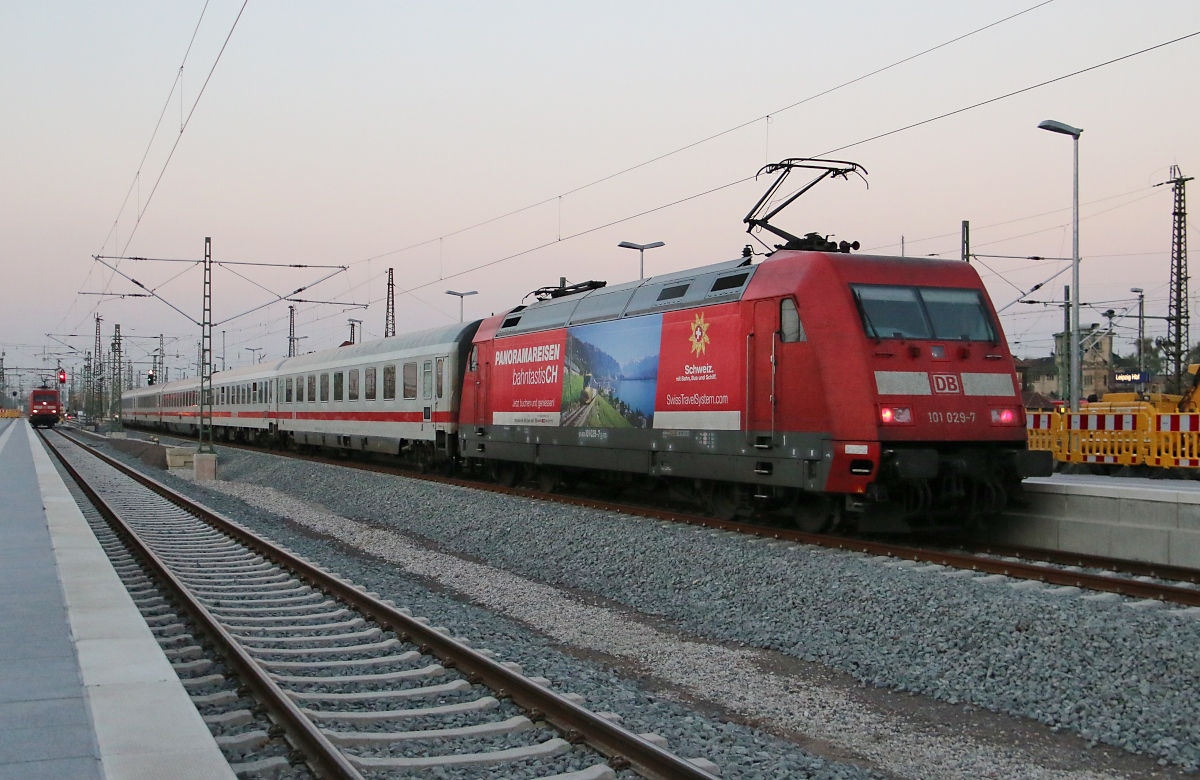 101 029-7 bei ihrer Abfahrt schiebend mit einem IC aus Leipzig Hbf. Aufgenommen am 04.10.2014.